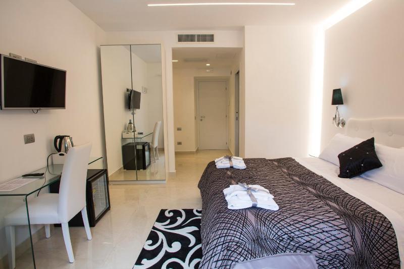 Triple Room with City View image 3