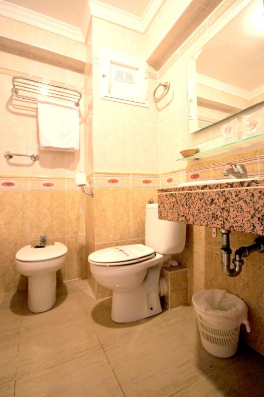 Twin Room image 4