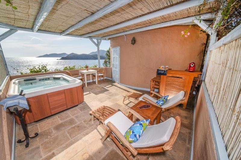 Deluxe Double Room with Balcony and Sea View image 4