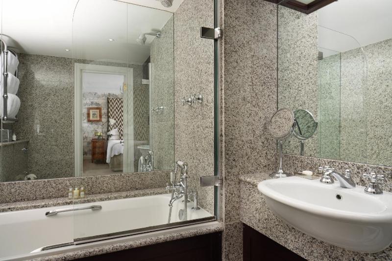 Deluxe Triple Room image 2