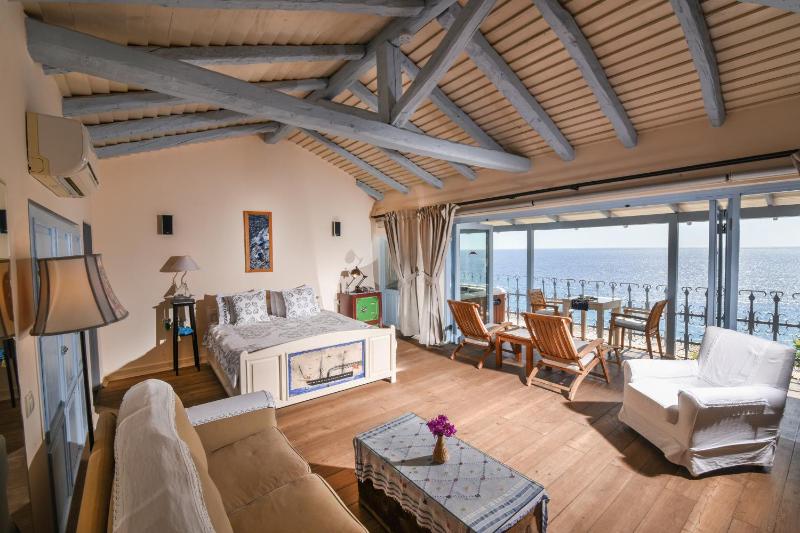 Deluxe Double Room with Balcony and Sea View image 3