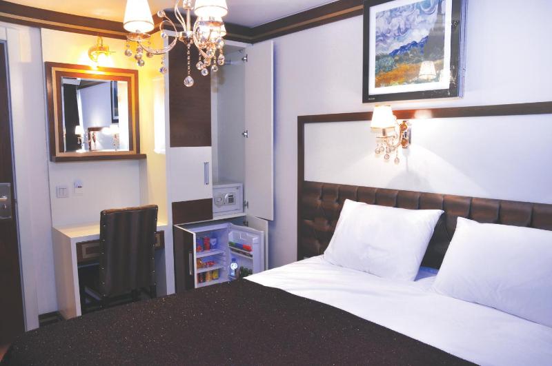 Deluxe Double or Twin Room image 2