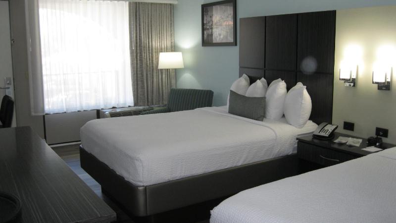 Queen Room with Two Queen Beds - Non Smoking image 3