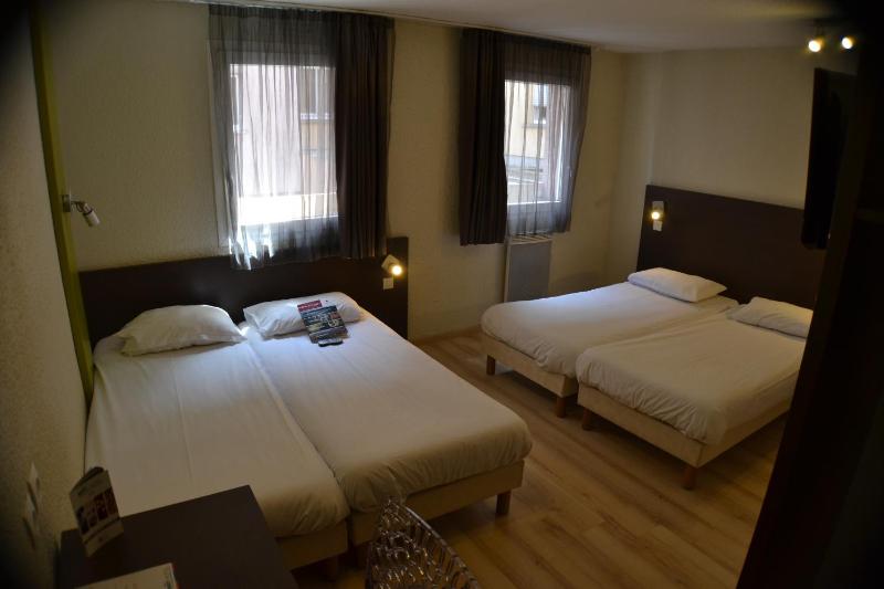 Quadruple Room with 4 Single Beds image 1