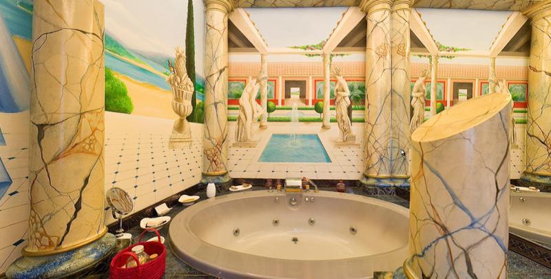 Suite with a hot tub  image 4