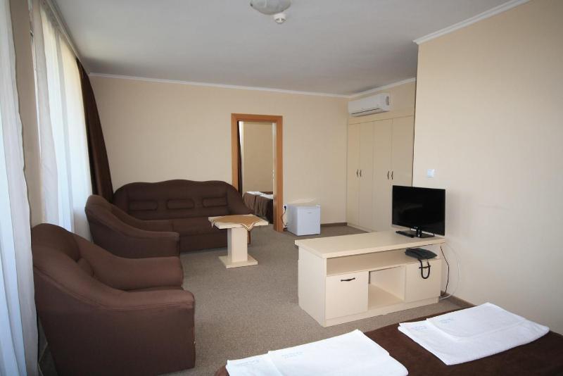 One-Bedroom Suite with Balcony (4 Adults) image 4