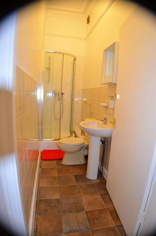 Twin Room with Private Bathroom image 2