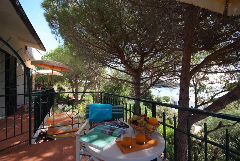 Double Room with Balcony and Sea View image 3
