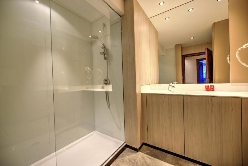 Classic Double Room with Spa Access image 2