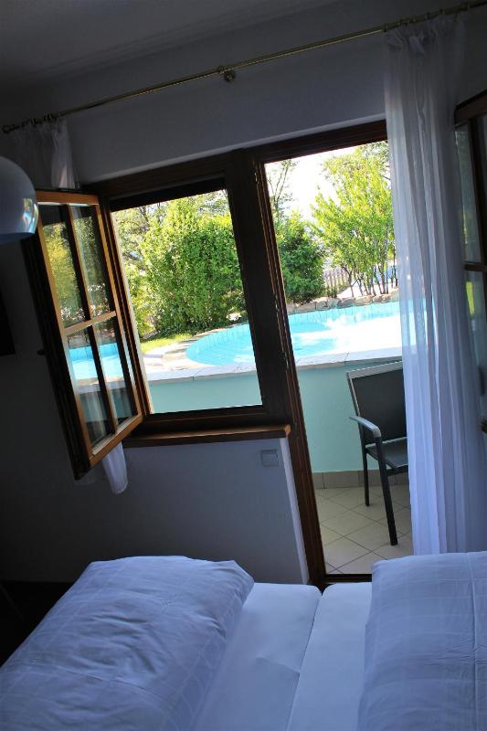 Double Room with Pool View image 1