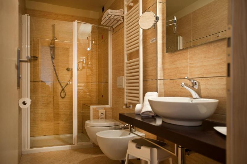 Triple Room with Balcony and Lake View image 3