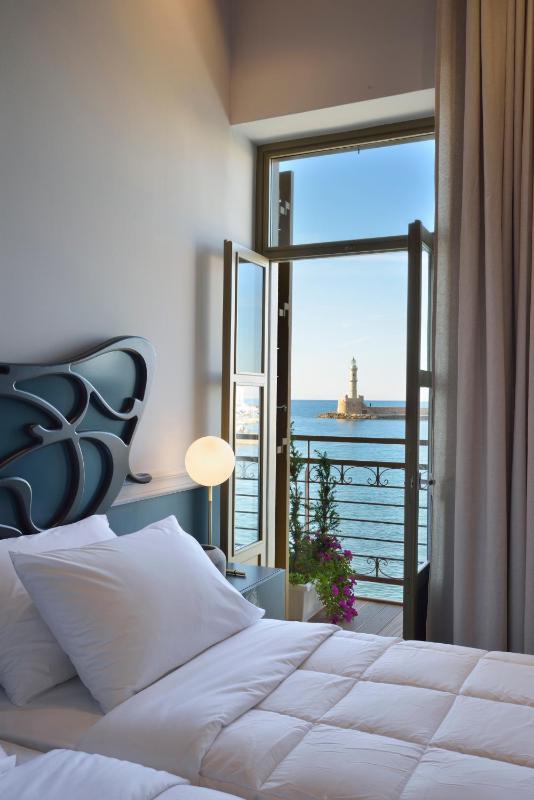 Deluxe room with sea view and balcony image 1