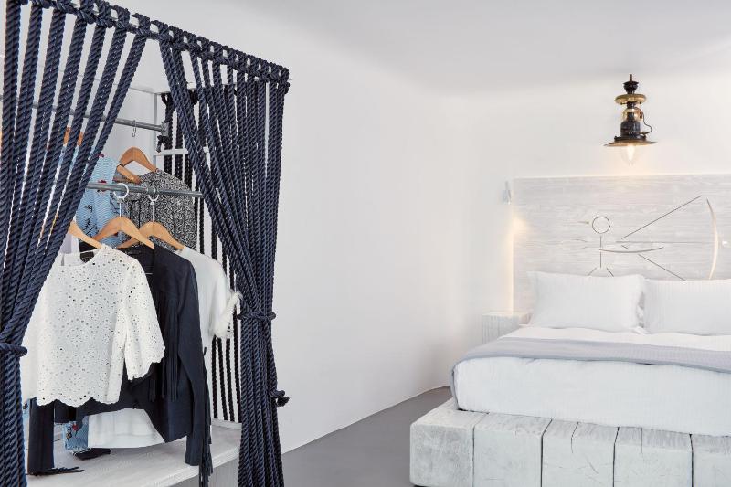 Deluxe double room with Caldera view image 4