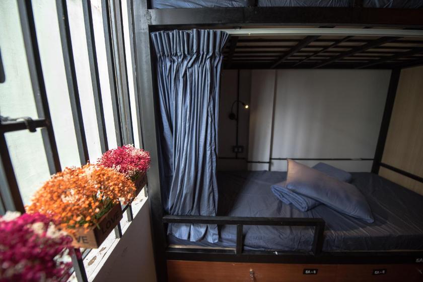 Giường trong Phòng ngủ tập thể 10 Giường cho cả Nam lẫn Nữ với Cửa sổ