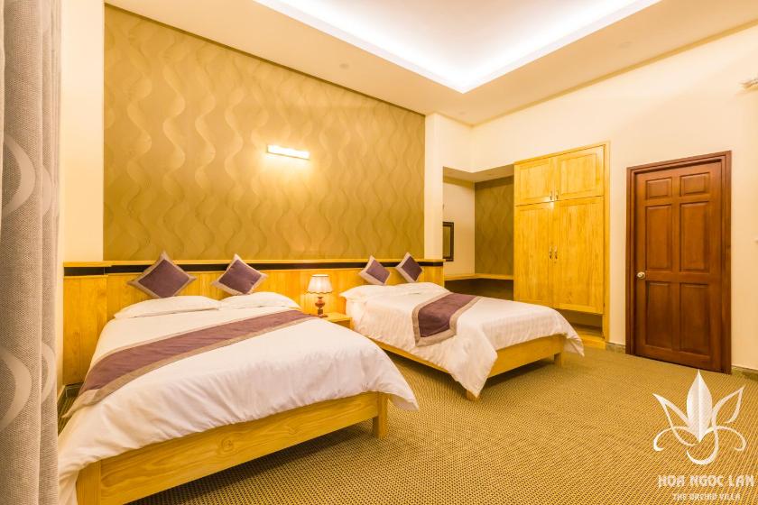 Phòng có giường cỡ King nhìn ra cảnh núi non