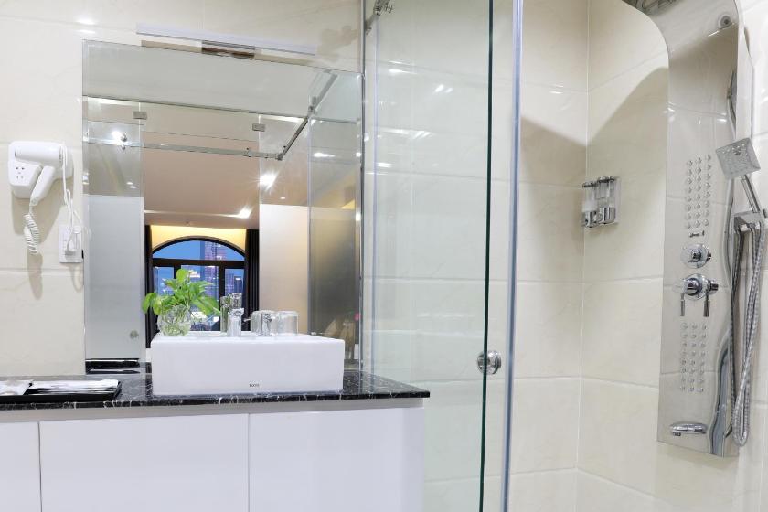 Phòng Gia Đình Nhìn Ra Đường Phố