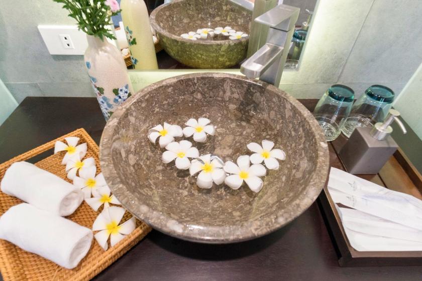 Suite Có Giường Cỡ King Nhìn Ra Hồ Bơi
