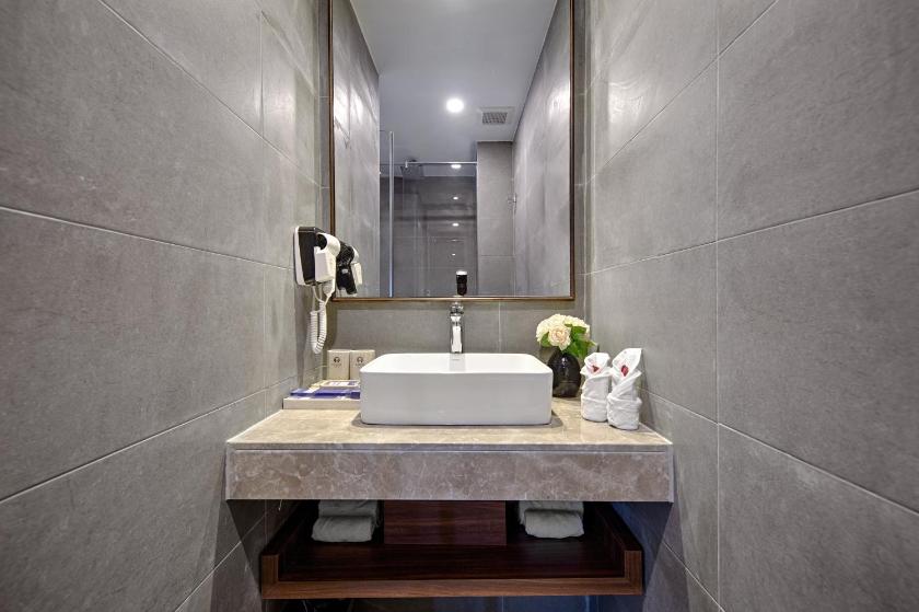 Phòng Superior Giường Đôi Có Cửa Sổ Nhỏ Nhìn Ra Cảnh Thành Phố Phòng Superior Giường Đôi Có Cửa Sổ Nhỏ Nhìn Ra Cảnh Thành Phố