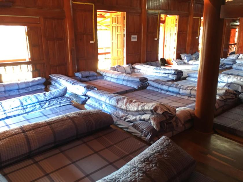 Giường Đơn Trong Phòng Nghỉ Tập Thể Cho Cả Nam Và Nữ