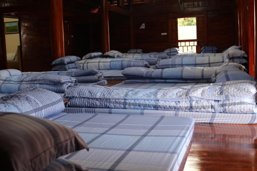 Giường Đơn Trong Phòng Nghỉ Tập Thể Cho Cả Nam Và Nữ