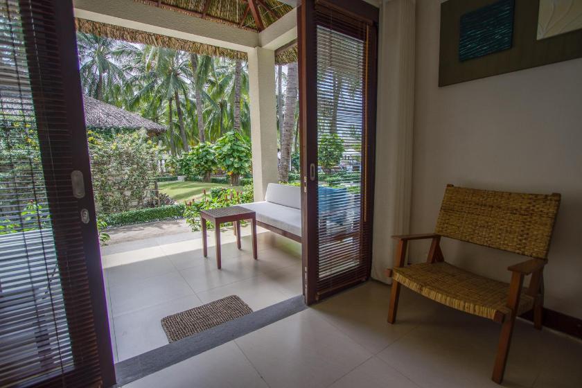 Bungalow with Terrace and Garden View