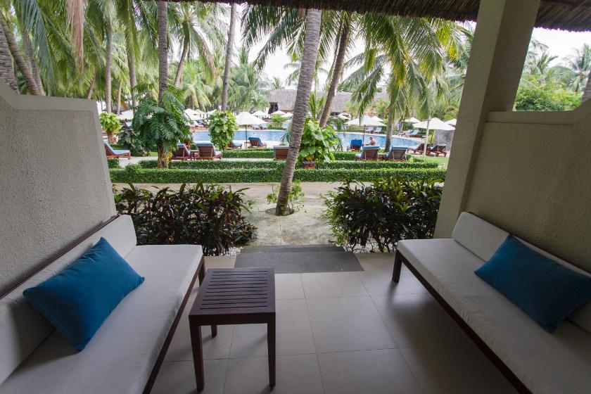 Bungalow with Terrace and Pool View