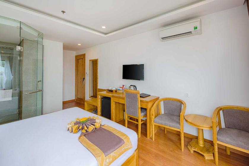 Phòng Deluxe Giường Đôi Có Ban Công