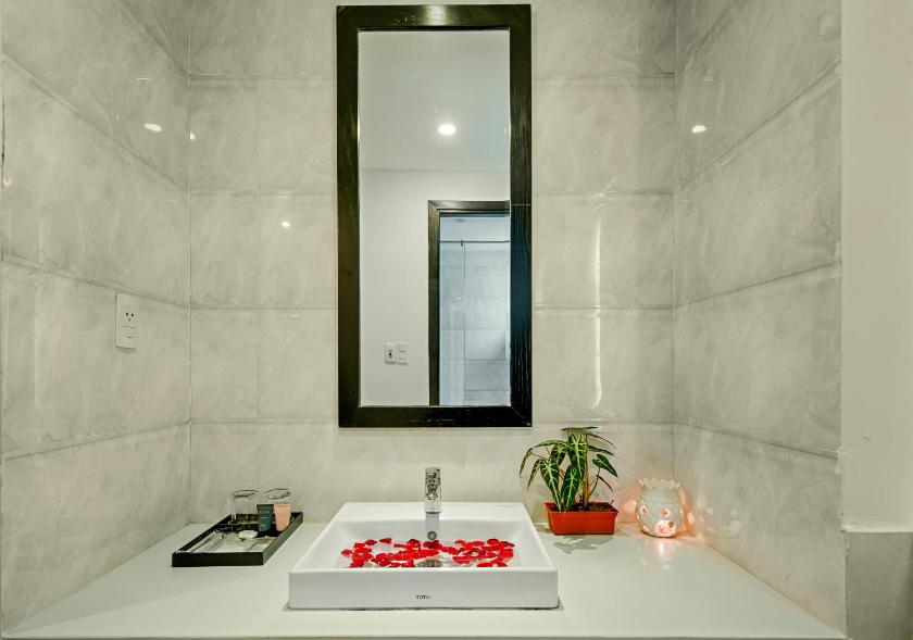 Deluxe Twin Room with Window and Street View Deluxe Twin Room with Window and Street View