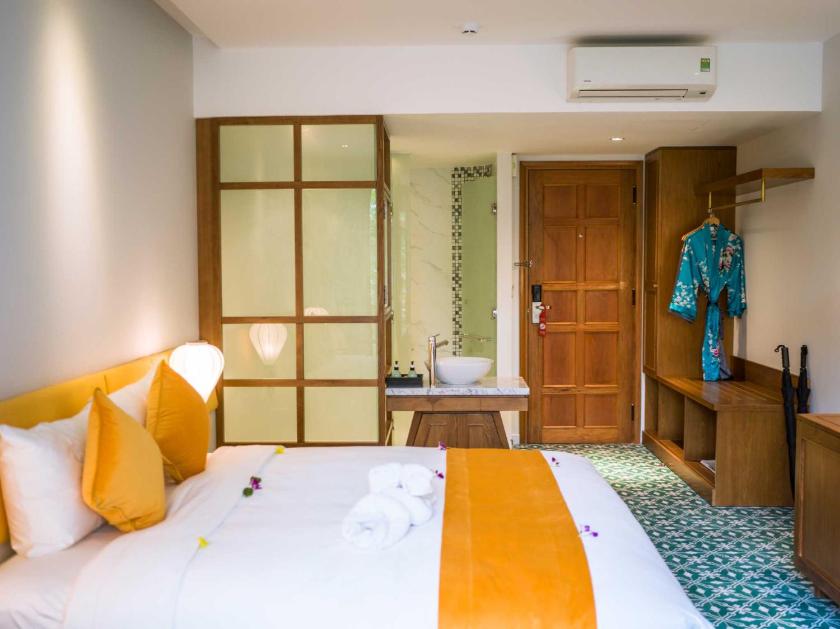 Phòng Superior đôi hoặc 2 giường đơn nhìn ra hồ bơi