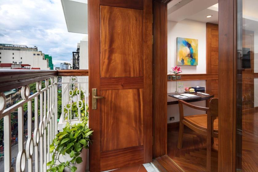 Phòng Premier Giường Đôi có Ban Công Hướng phố Phòng Premier Giường Đôi có Ban Công Hướng phố