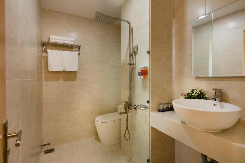 Phòng Deluxe Giường Đôi Nhìn Ra Biển Từ Phía Bên Cạnh Phòng Deluxe Giường Đôi Nhìn Ra Biển Từ Phía Bên Cạnh