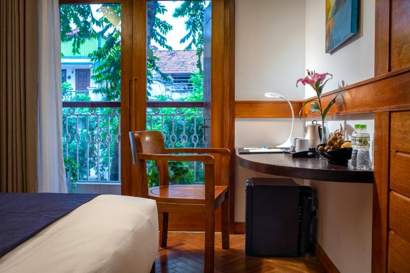 Phòng Premier Giường Đôi có Ban Công Hướng phố Phòng Premier Giường Đôi có Ban Công Hướng phố