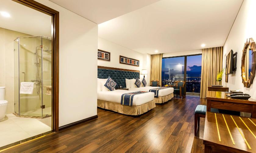 Phòng 3 Người Có Ban Công Nhìn Ra Thành Phố Phòng 3 Người Có Ban Công Nhìn Ra Thành Phố