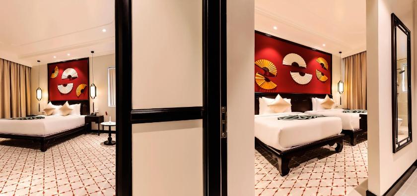 Phòng Gia Đình Thông Nhau Qua Cửa Nối Với Ban Công Và Tầm Nhìn Ra Hồ Bơi