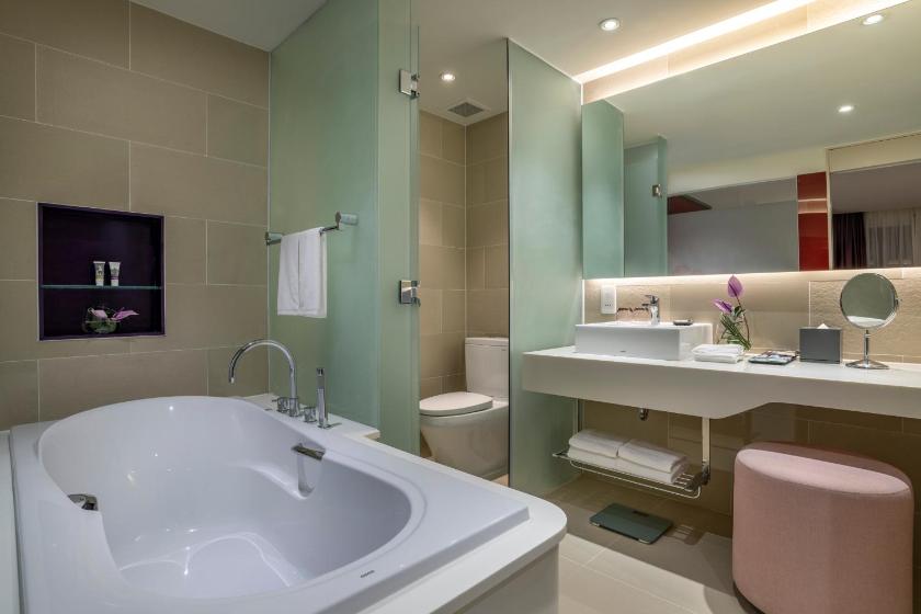 Suite Deluxe Có Giường Cỡ King - Quyền Lui Tới Privilege Lounge