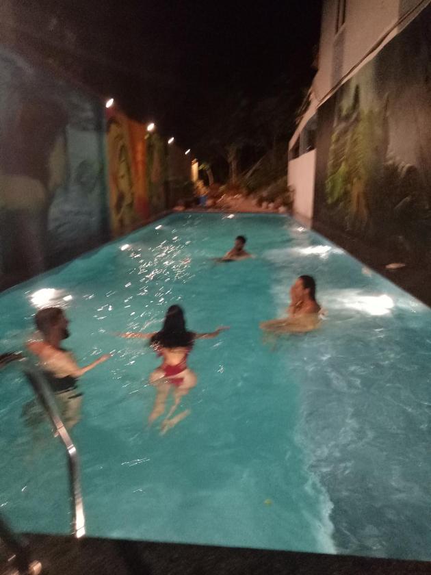 Phòng Có Giường Cỡ Queen Nhìn Ra Hồ Bơi Phòng Có Giường Cỡ Queen Nhìn Ra Hồ Bơi