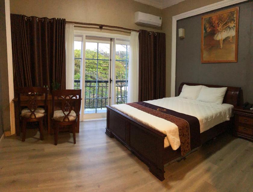 Phòng có giường cỡ King nhìn ra cảnh núi non