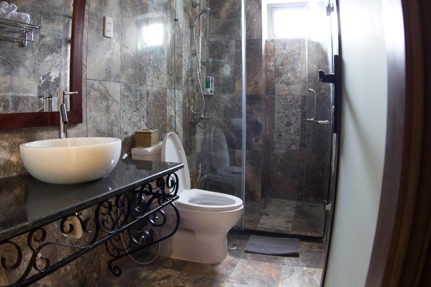 Phòng cho 3 người có Ban Công Phòng cho 3 người có Ban Công