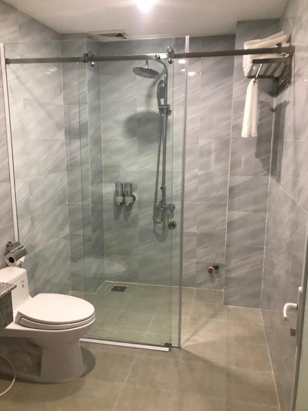 Phòng gia đình với phòng tắm riêng. Phòng gia đình với phòng tắm riêng.