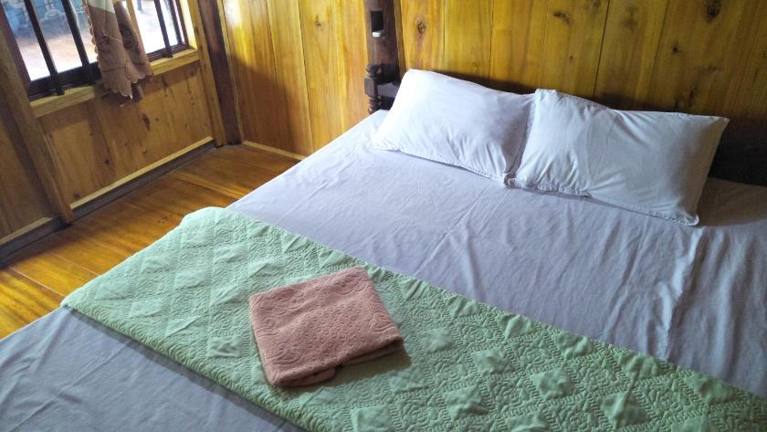 Phòng có giường cỡ King nhìn ra cảnh núi non