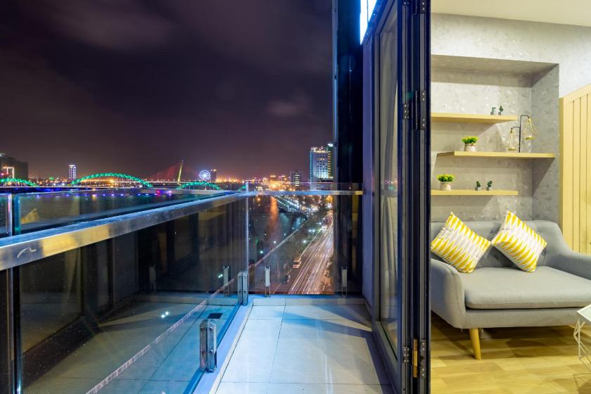 Phòng Luxury Có Giường Cỡ King Nhìn Ra Sông và có Ban công Phòng Luxury Có Giường Cỡ King Nhìn Ra Sông và có Ban công