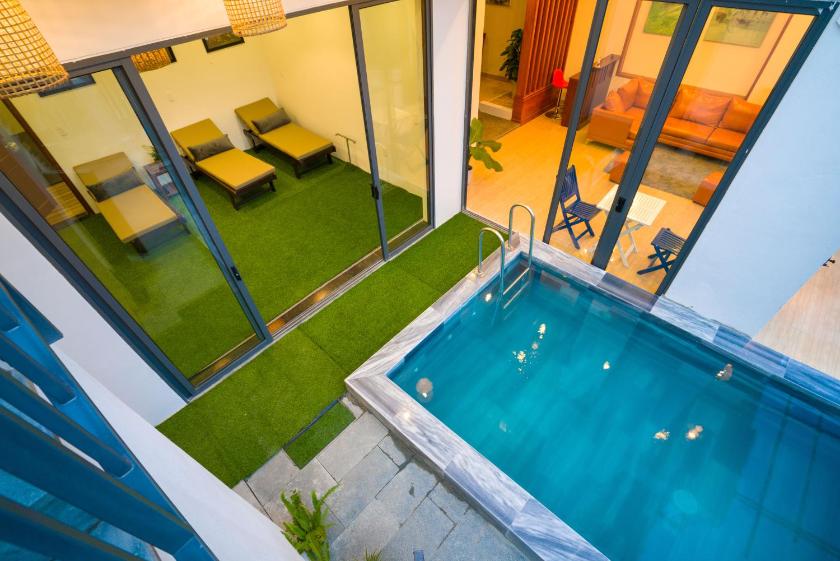 Phòng Có Giường Cỡ King Nhìn Ra Hồ Bơi Phòng Có Giường Cỡ King Nhìn Ra Hồ Bơi