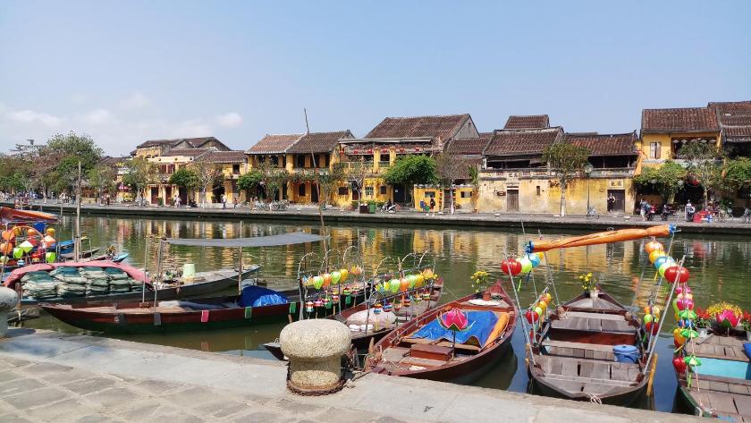 Căn Hộ Nhìn Ra Hồ Bơi  Căn Hộ Nhìn Ra Hồ Bơi