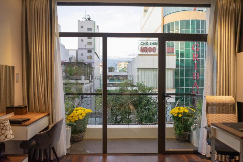 Phòng Deluxe Giường Đôi Có Ban Công