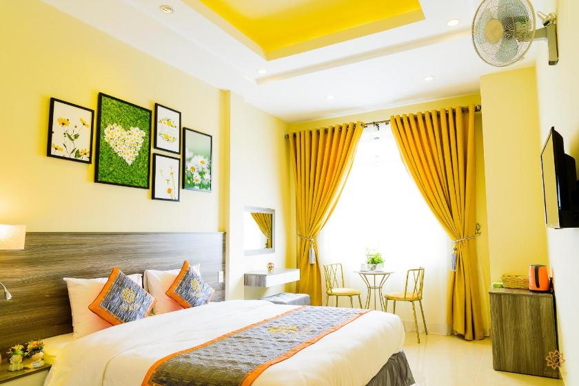 Phòng Có Giường Cỡ King Với Cửa Sổ Lớn