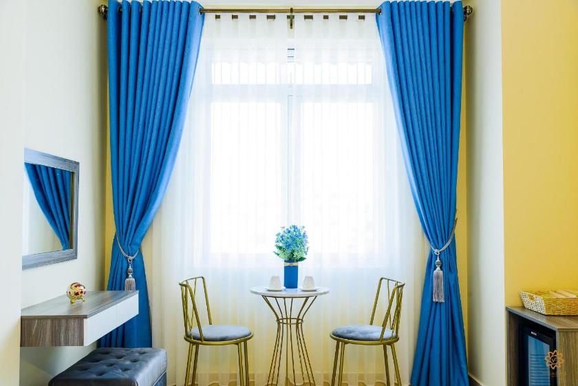 Phòng Có Giường Cỡ King Với Cửa Sổ Lớn