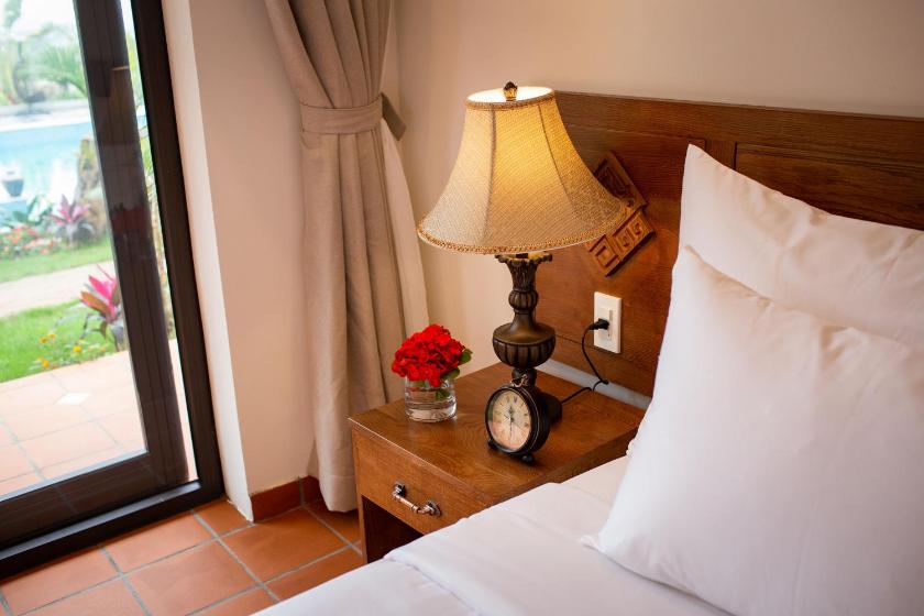 Phòng Deluxe Giường Đôi Nhìn Ra Hồ Bơi