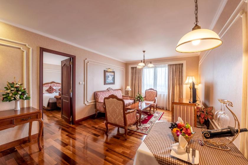 Suite Luxury Có Giường Cỡ King Nhìn Ra Thành Phố Hoặc Sông