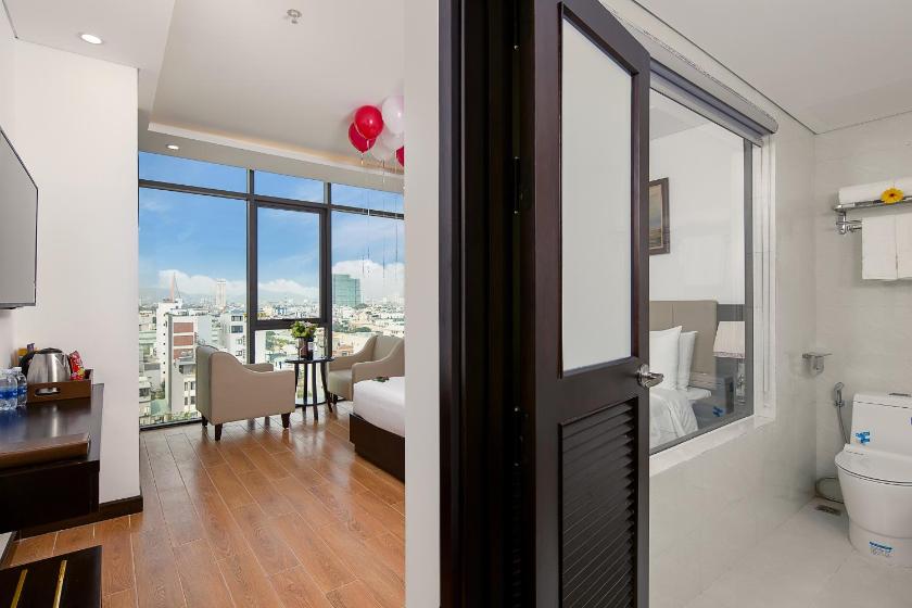 Phòng Deluxe Có Giường Cỡ King Với Bồn Tắm Và Tầm Nhìn Ra Thành Phố Phòng Deluxe Có Giường Cỡ King Với Bồn Tắm Và Tầm Nhìn Ra Thành Phố