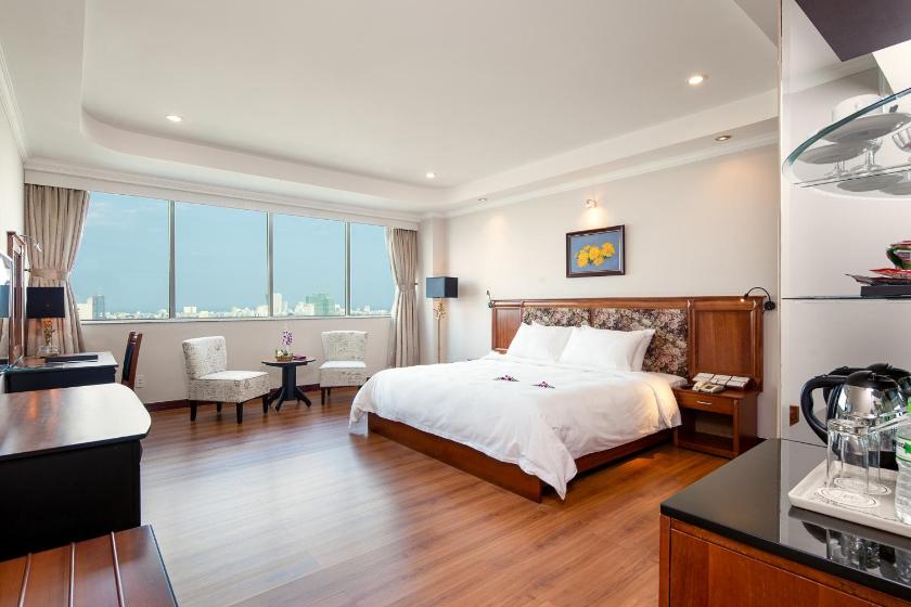 Deluxe King Room with Window and City View